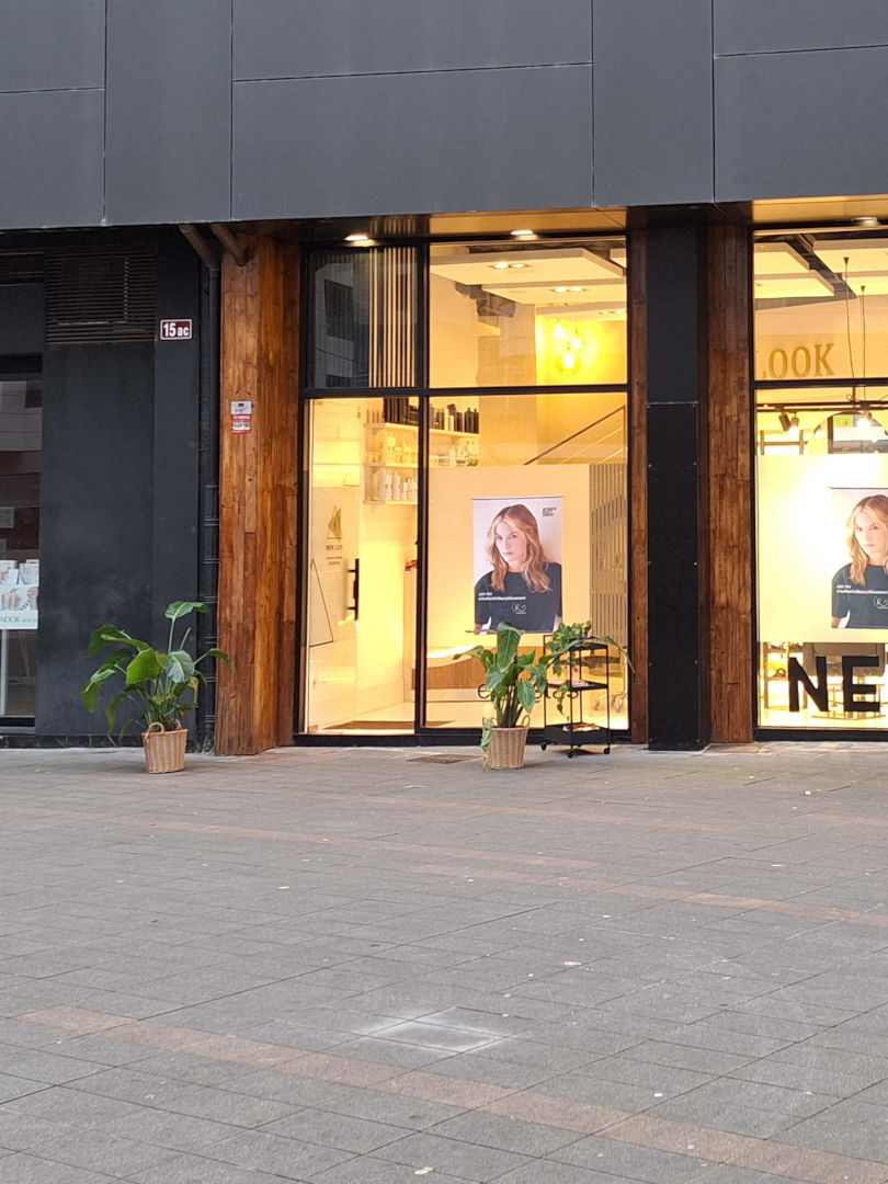 Escaparate Peluqueria New Look estilistas en Eibar